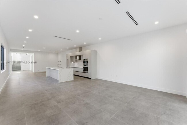 Building Photo - 2840 SW 32nd Ct