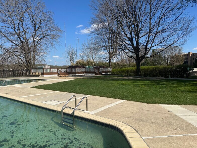 Building Photo - 1637 Oakwood Dr