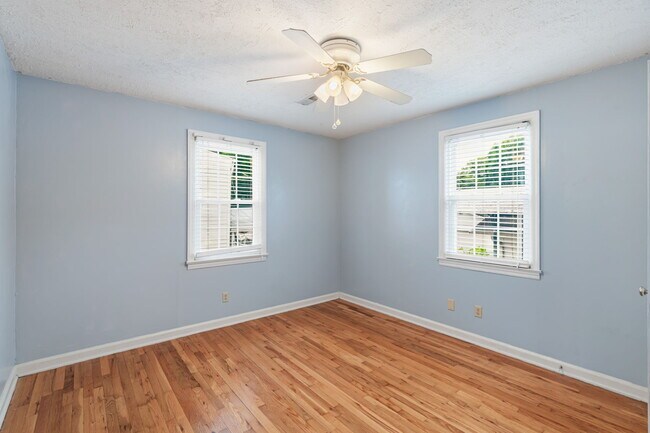 Building Photo - 1315 E Red Bud Rd