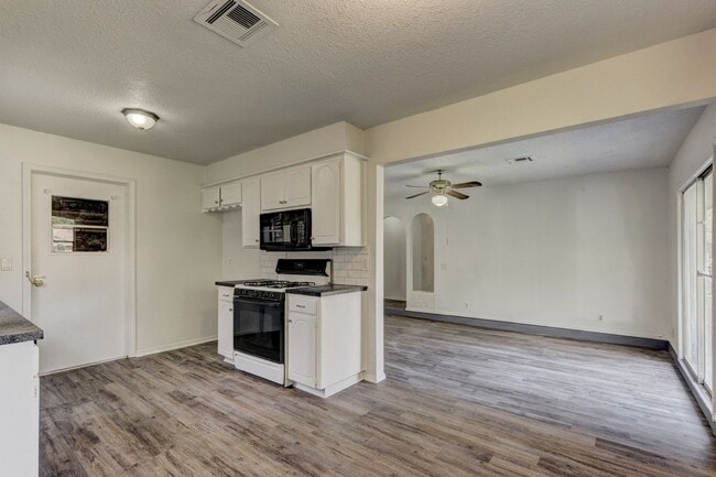 Building Photo - Cozy & Stylish Living Near ESA Park with F...
