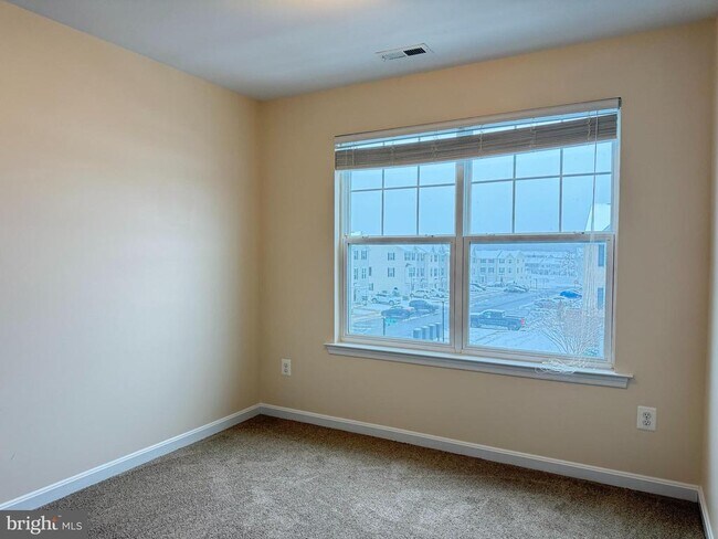 Building Photo - 2340 Silver Fox Way