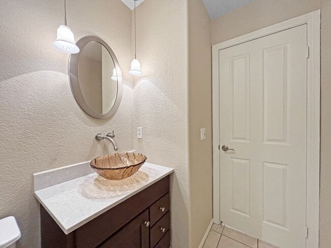 Building Photo - Charming 2BD/2.5BA Townhouse in Bankers Hi...