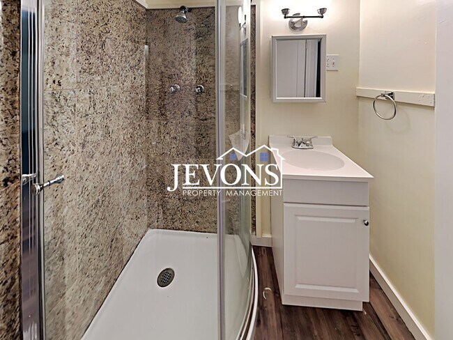 Building Photo - Make yourself at home in this apartment lo...