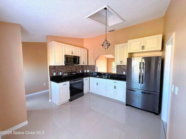 Building Photo - 2075 4th Ave SW