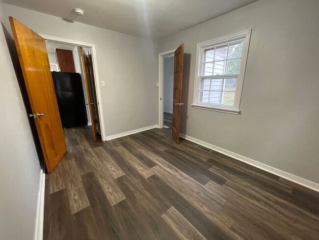 Building Photo - Updated 1 Bedroom Home - Washer-Dryer Included!