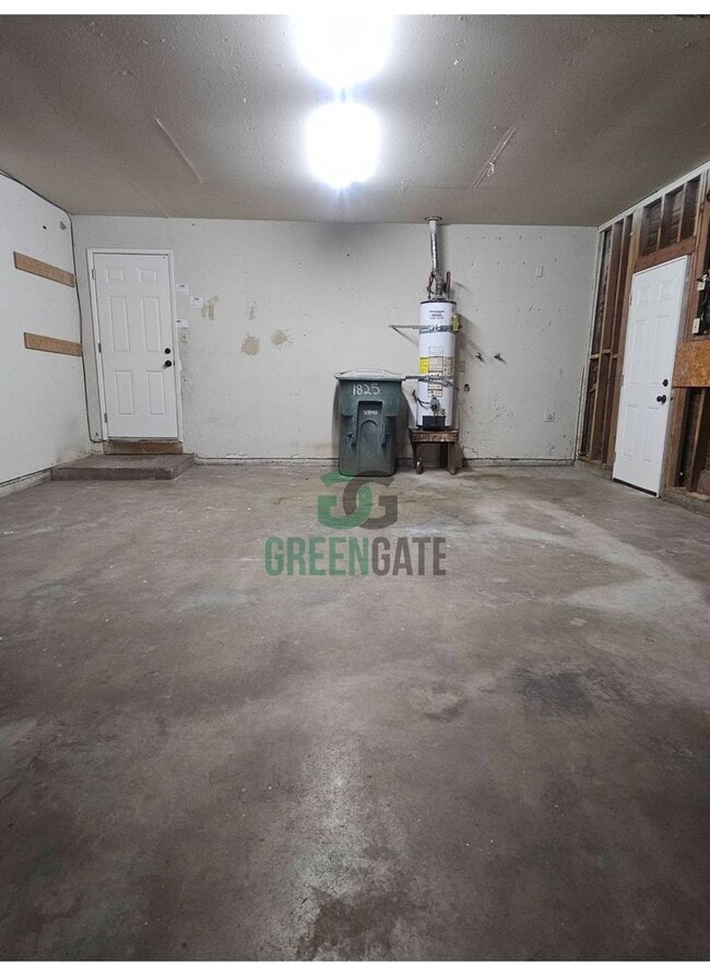 Building Photo - 3 BEDROOM 2 BATH HOME MOVE IN READY IN MOD...