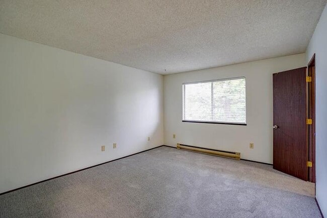 Building Photo - THREE BEDROOM TOWN HOME WITH GARAGE IN HAZEL DELL