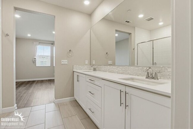 Building Photo - Bright & Modern 3Bdm 2Ba Townhome in Vista!