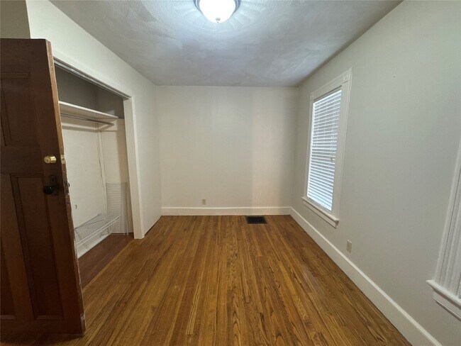 Building Photo - 27 Schubert St