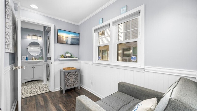 Building Photo - 816 St James Pl