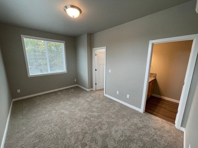 Building Photo - NEW 4 Bedroom / 4.5 Bath Duplex. A/C in every bedroom