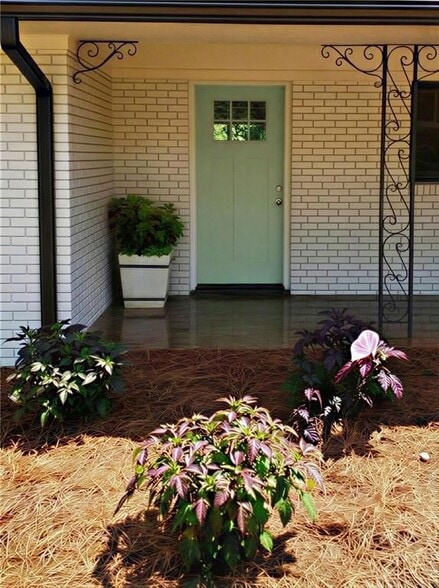 Building Photo - 2356 Valley View Dr SE