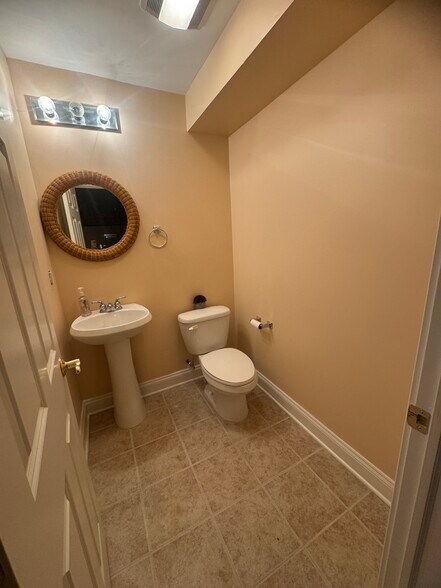 Building Photo - 39 Maple Tree Ave