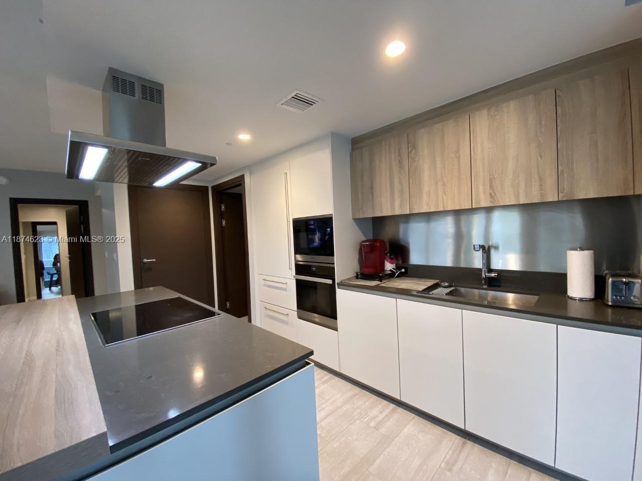 Building Photo - 1000 Brickell Plz