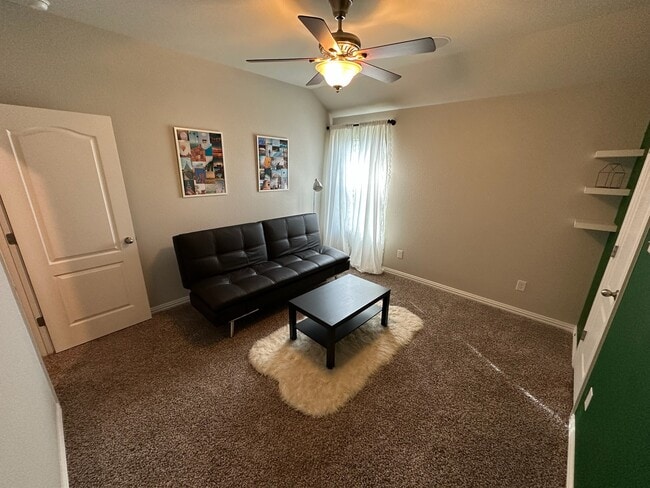 Building Photo - 909 Hartman Dr