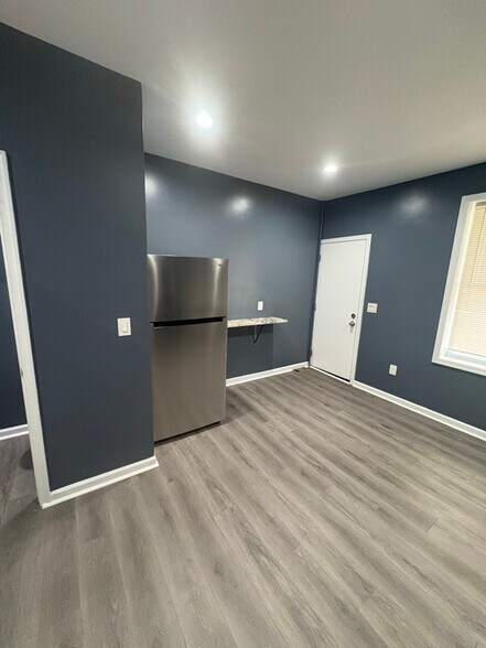 Building Photo - 639 E 29th St