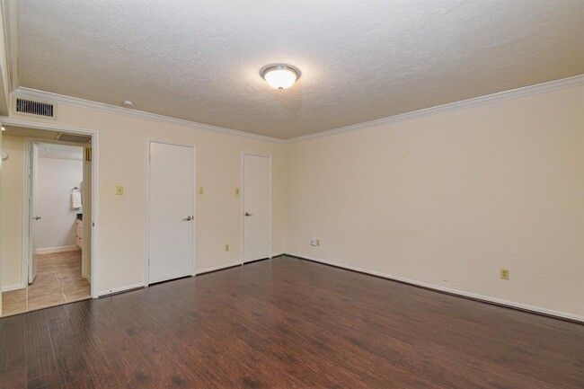 Building Photo - 351 N Post Oak Ln