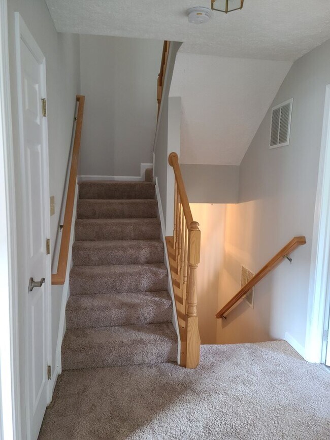 Building Photo - Spacious 3 Bedroom Townhome in Oldfarm.