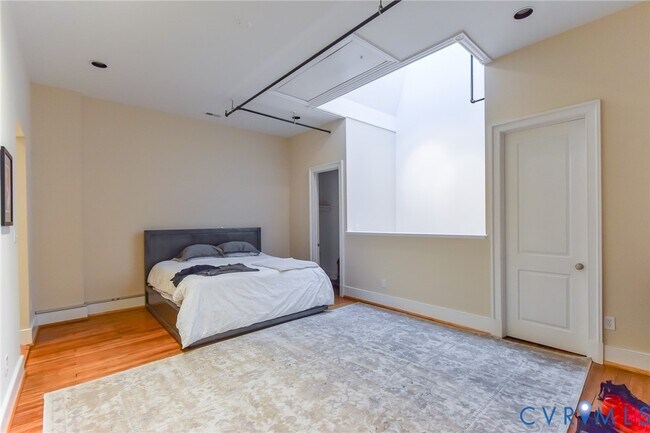 Building Photo - 105 E Broad St