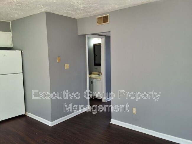 Building Photo - 1221 Clear Ridge Ln