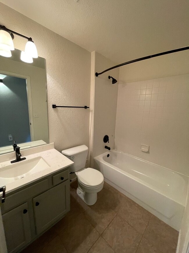 Building Photo - Spacious 2 Bed/2 Bath Ground-Level Condo i...