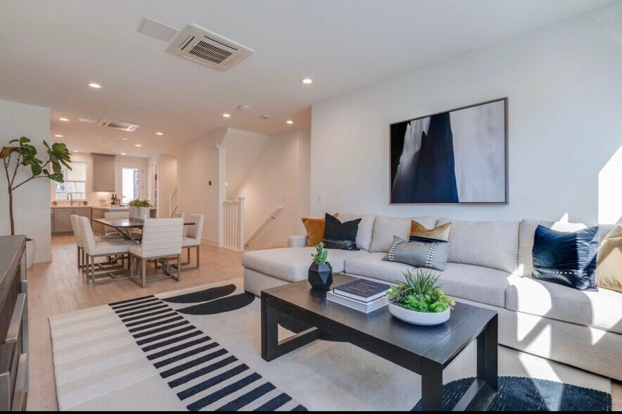 Building Photo - 1423 Venice Ter