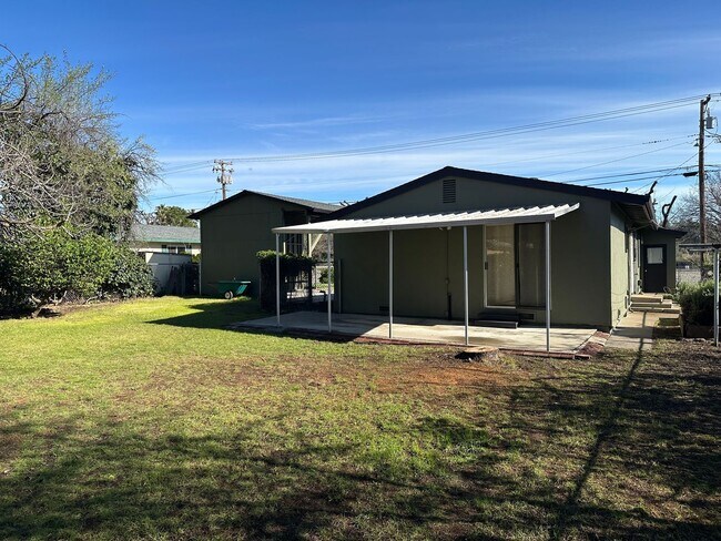 Building Photo - New listing! Beautifully maintained home in convenient location