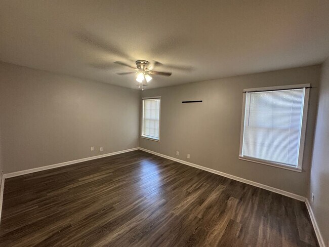 Building Photo - Beautiful 3 bed 2 bath home with open floorplan