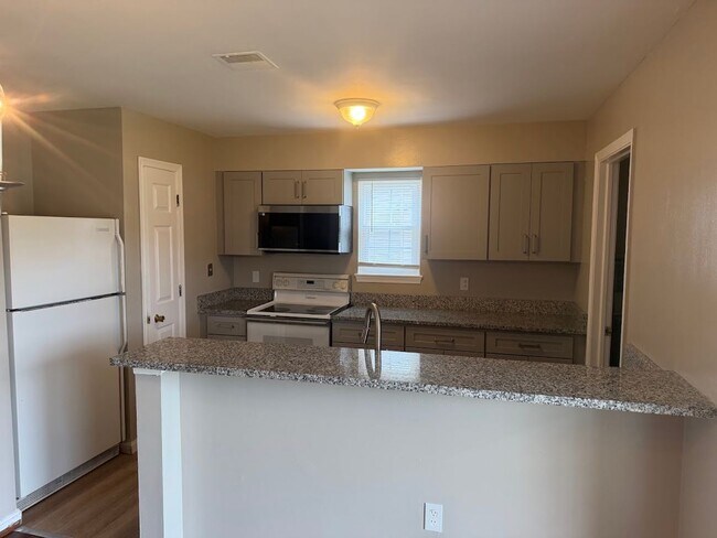 Building Photo - Seven Oaks Condo