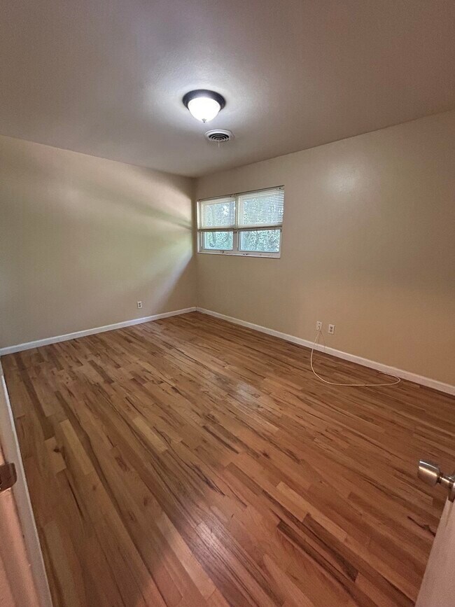 Building Photo - 811 Bahama Dr