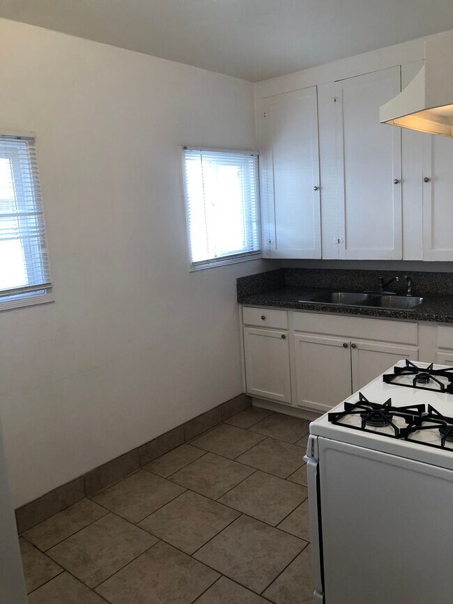 Building Photo - Lovely Studio Ready to Become a Home