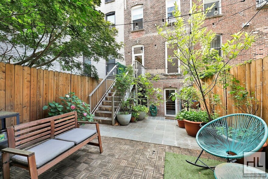 Building Photo - 272 Putnam Ave