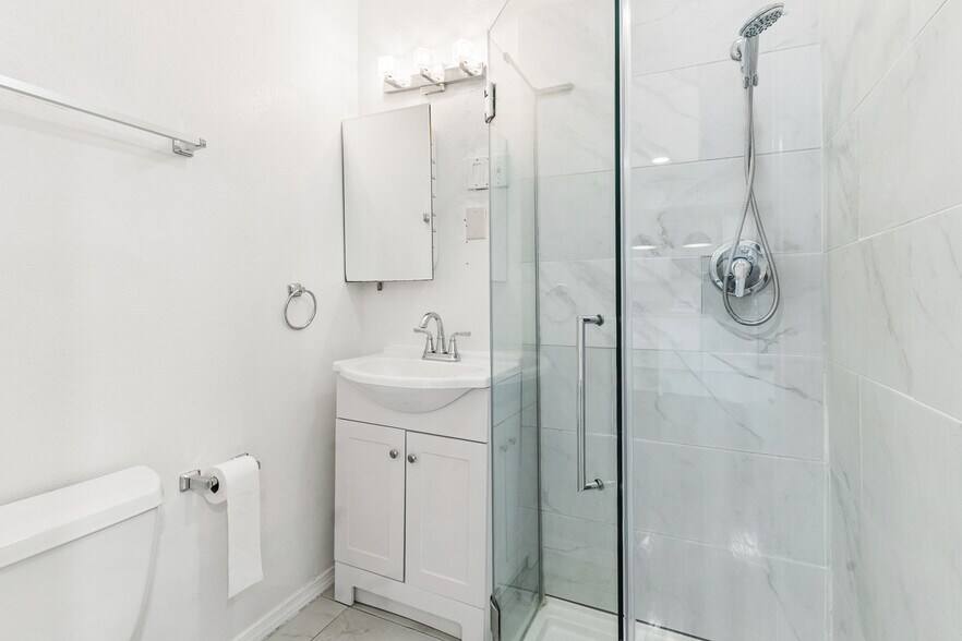 Building Photo - 6950 Hillcrest Ave