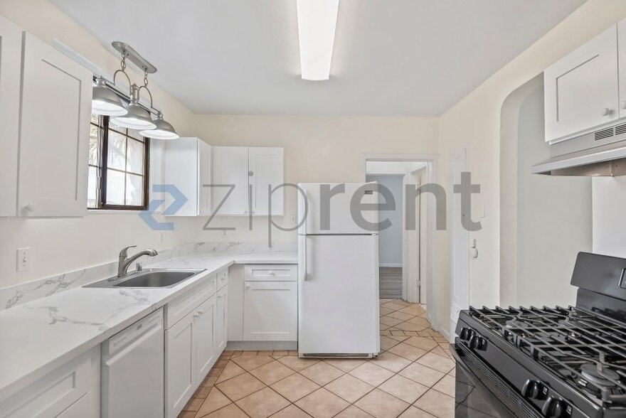 Building Photo - 728 E 24th St
