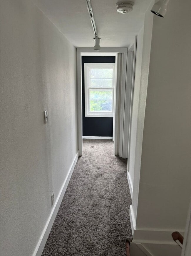 Building Photo - Nice 3-Bedroom Single Family Home Availabl...