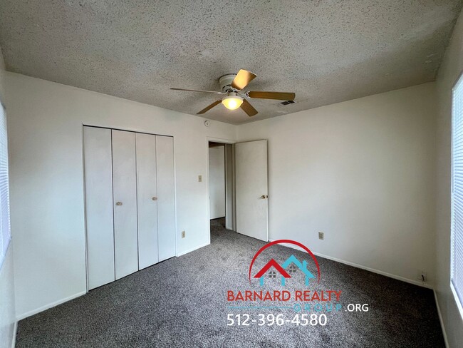 Building Photo - Available Now: 2 bed/1 bath duplex with ca...