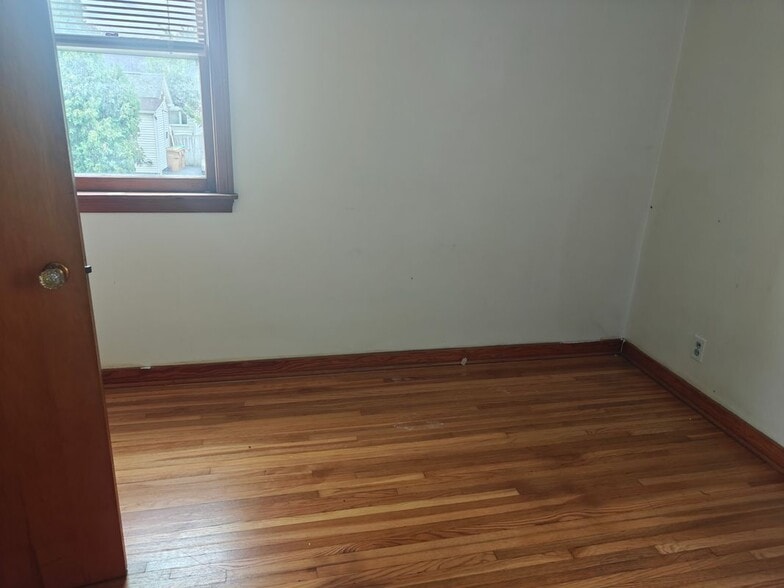 Building Photo - 1302 Walden Ave