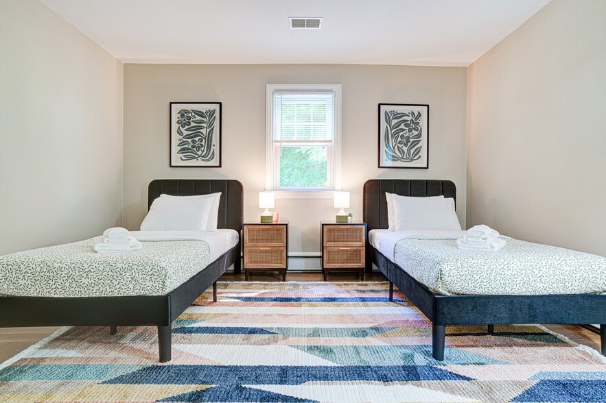 Building Photo - 7 Carol Ln