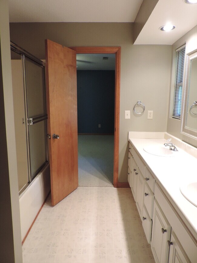Building Photo - 404 Wintergreen Dr