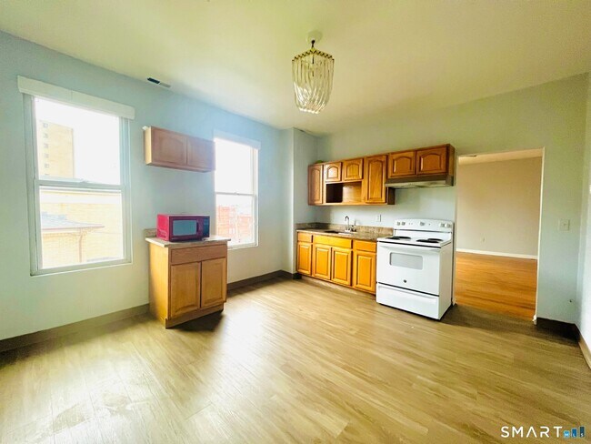 Building Photo - 162 William St