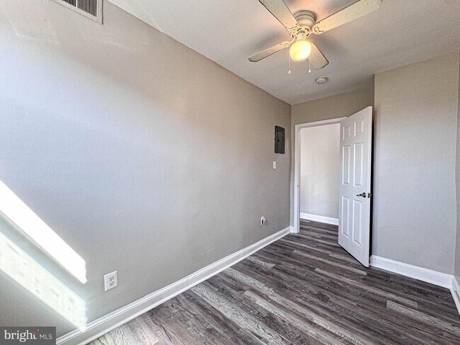 Building Photo - 4630 Hillside Rd SE