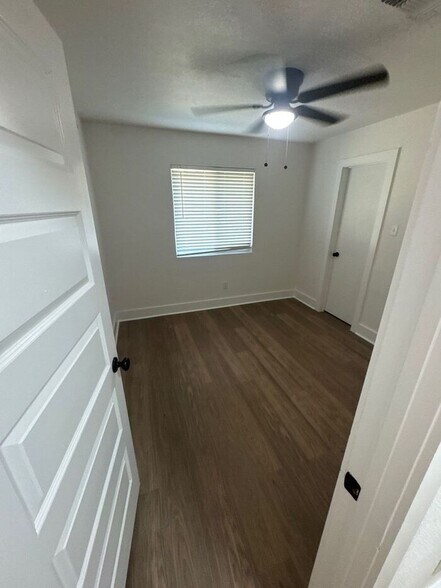 Building Photo - 14306 Vandever St