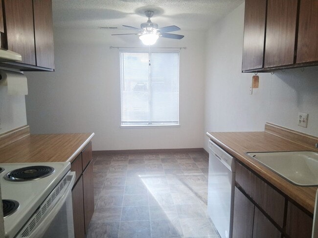 Building Photo - Downstairs Condo, Close to Downtown