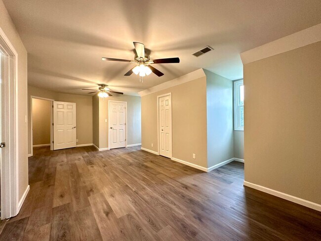 Building Photo - Stunning Single-Family Home with Plenty of...