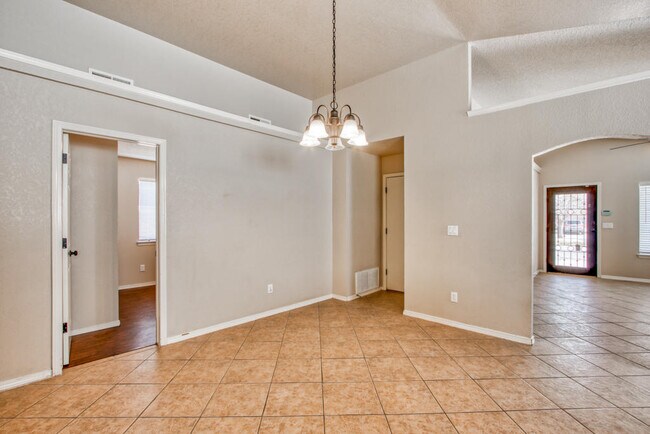 Building Photo - 1819 Shreya St