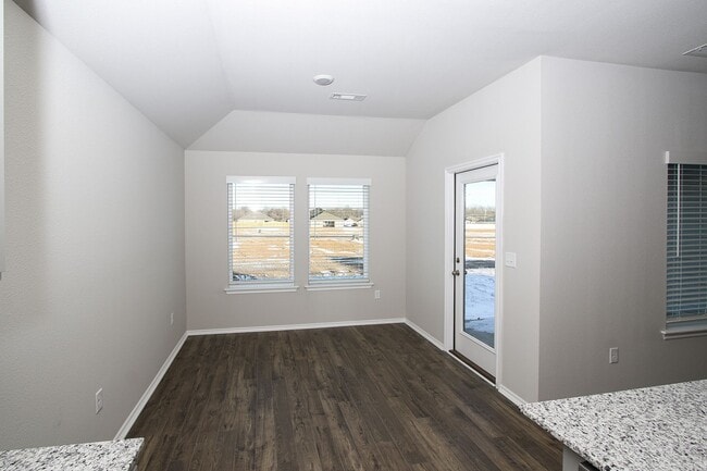 Building Photo - 606 Comanche Dr