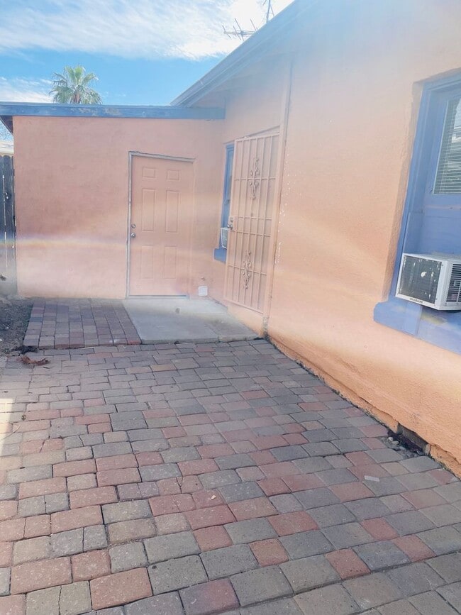 Building Photo - Fully Remodeled Charming Historic 2 Bed 1 ...