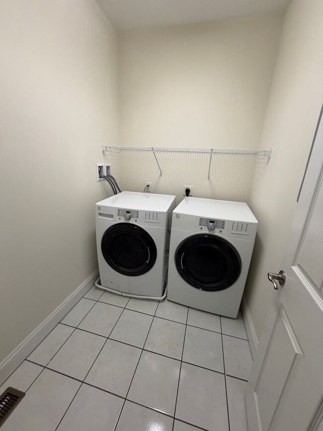 Building Photo - 22 N George St