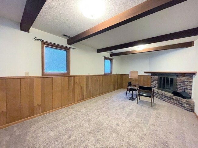 Building Photo - Updated 3 bed 2 bath home in great neighbo...