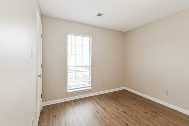 Building Photo - 180 Garden View Dr